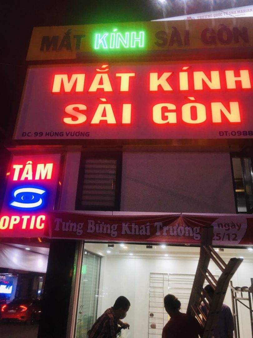 Làm bảng hiệu decal