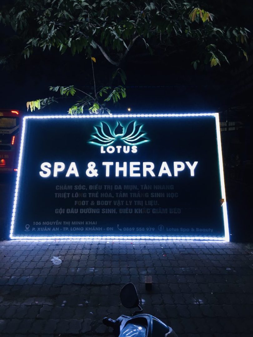 Làm bảng hiệu decal